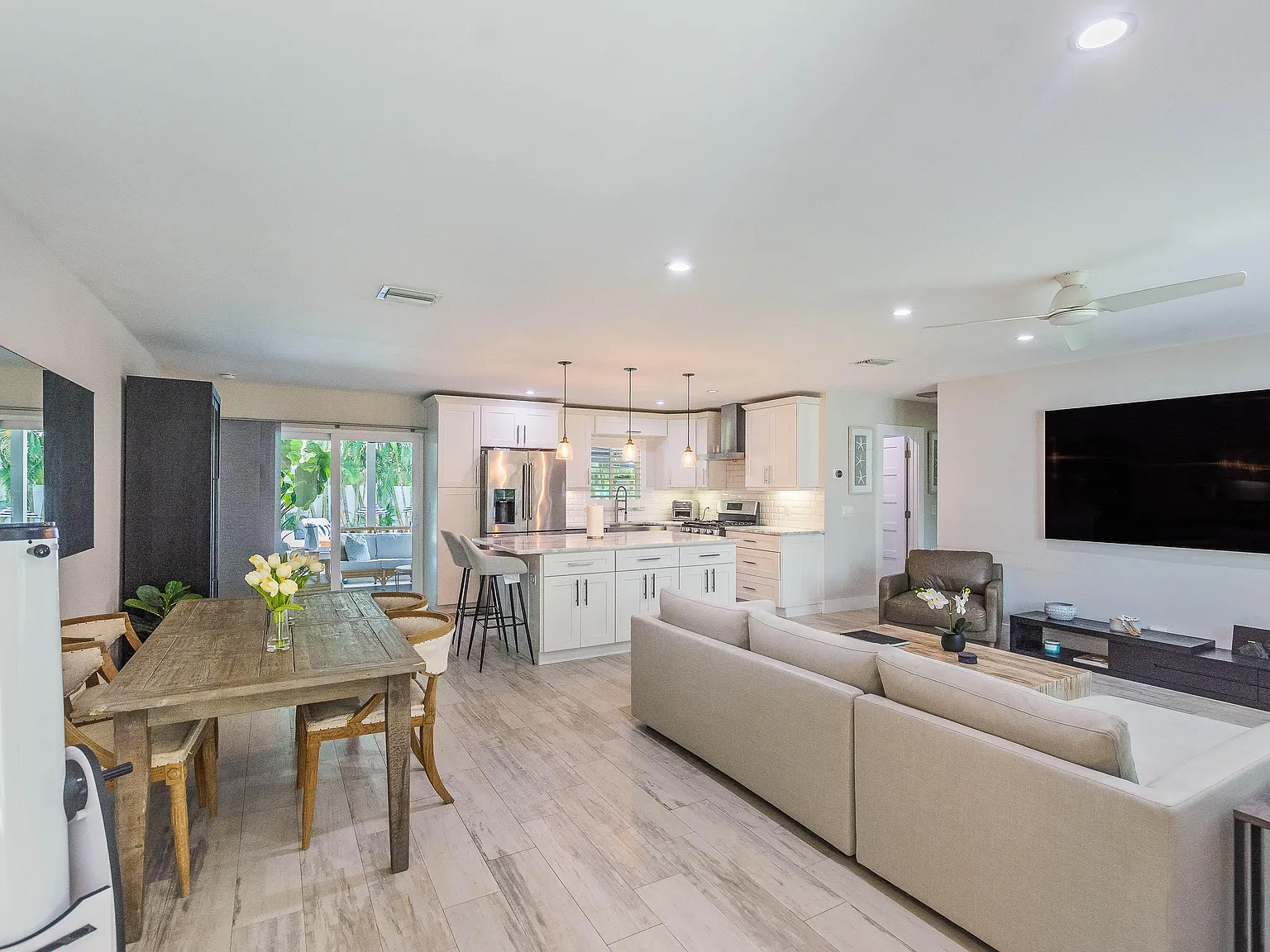 3 bed, 2.0 bath, 1367 sqft, $6,500 — Photo 4