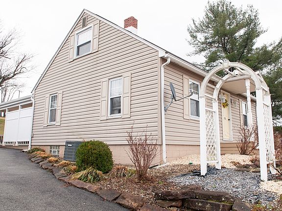 4th image of 106 Maple St