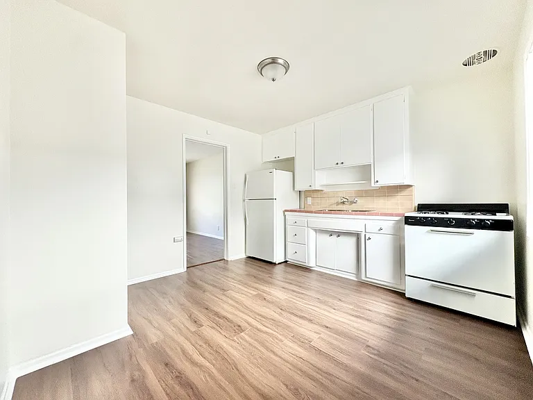 1061 E Broadway — Photo 28