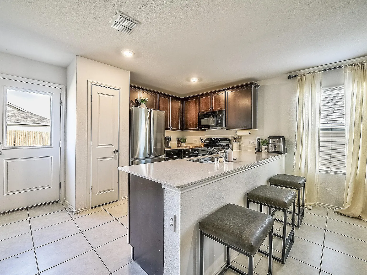 3 bed, 1268 sqft, $2,300 — Photo 1