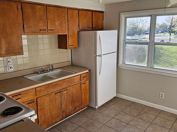 2nd image of 130 Old Liverpool Rd #2
