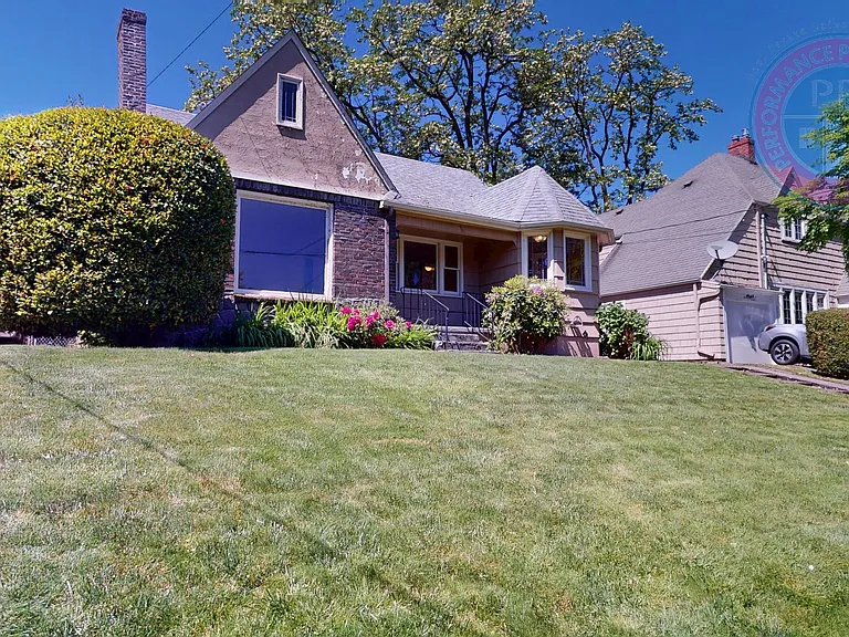 2605 NE 9th Ave — Photo 2