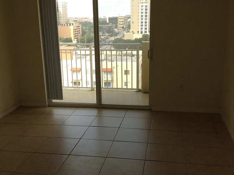 215 SW 42nd Ave #1005 — Photo 5