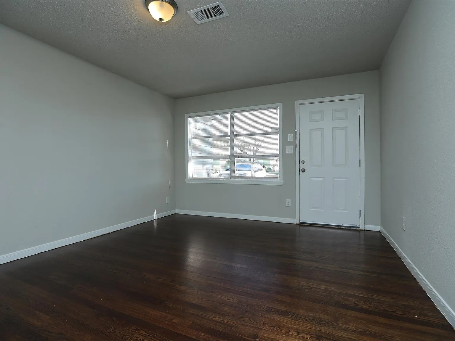 3 bed, 1.0 bath, 966 sqft, $1,277 — Photo 4