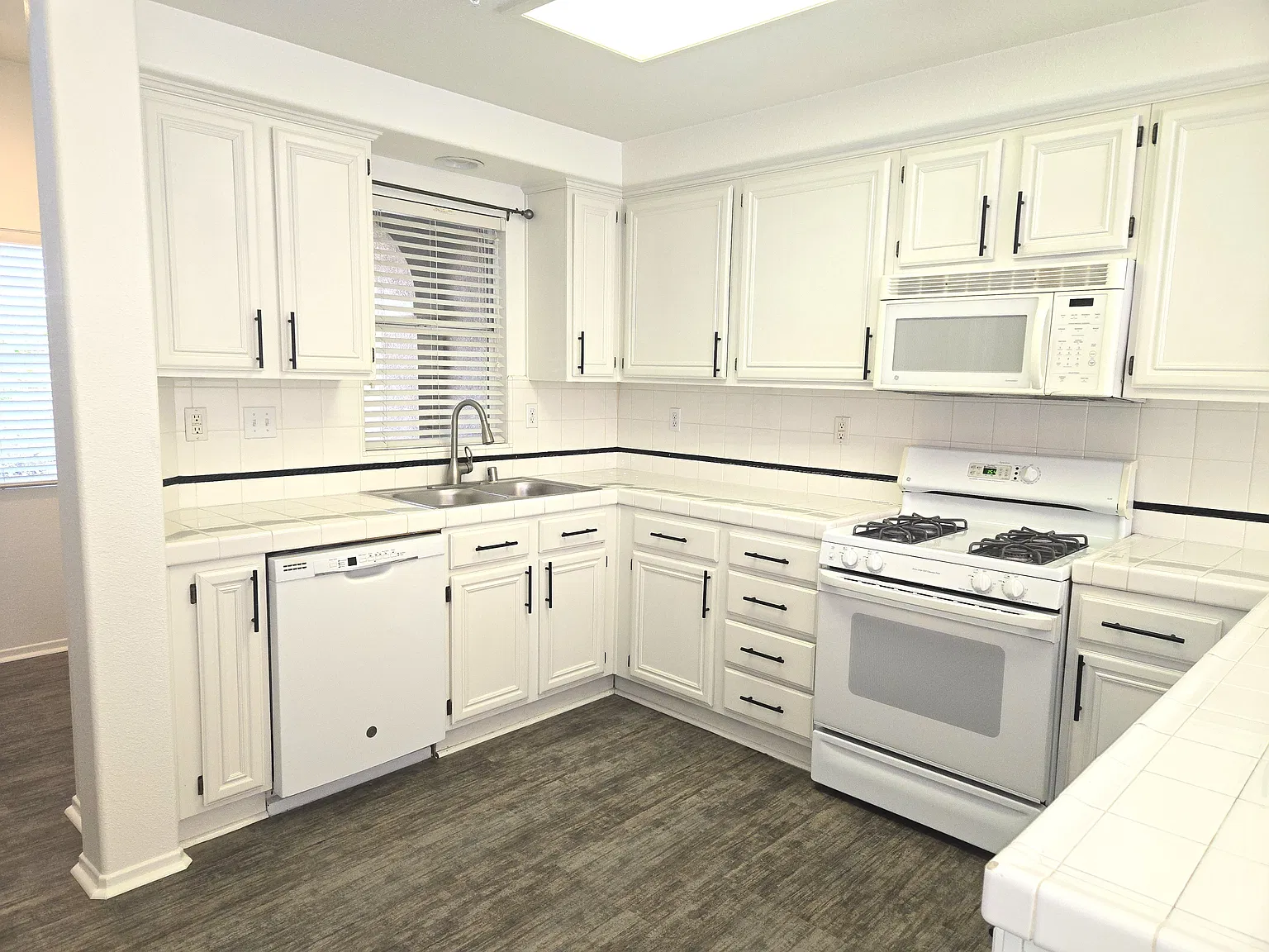 2 bed, 2.5 bath, 1246 sqft, $2,400 — Photo 3