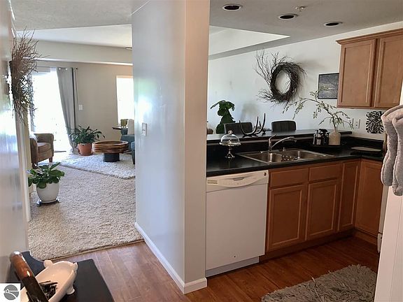 4th image of 301 N Lake St