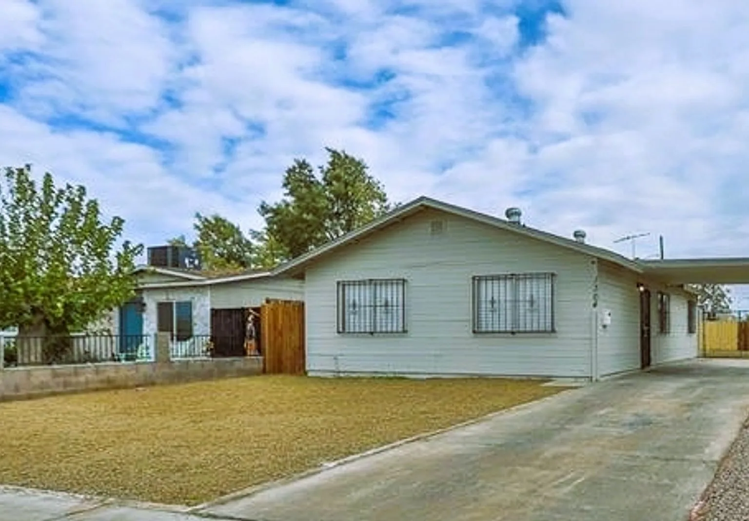 Updated 3 Bedroom Home In Henderson — Photo 1
