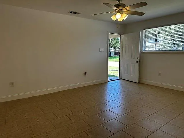 244 W Robert E Lee Blvd — Photo 5