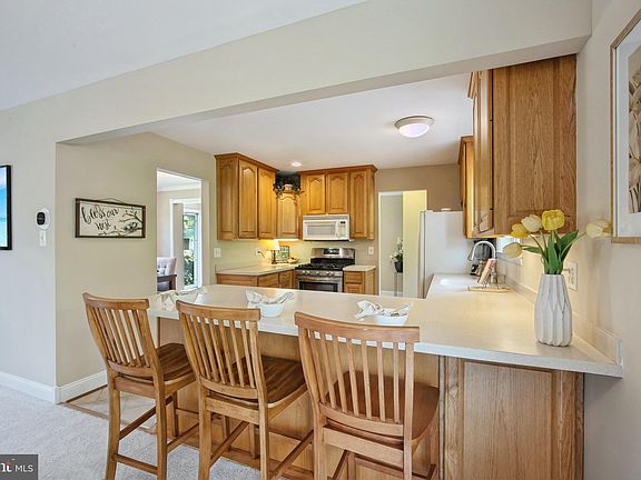 5th image of 10235 Fox Ln