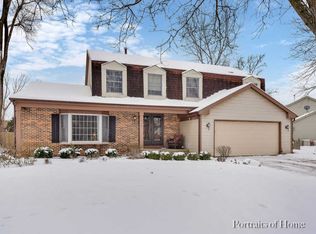 682 Honeysuckle Dr, Naperville, IL 60540