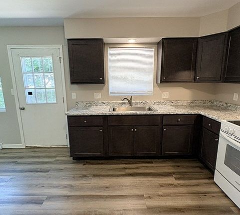 5th image of 4502 S Park Dr