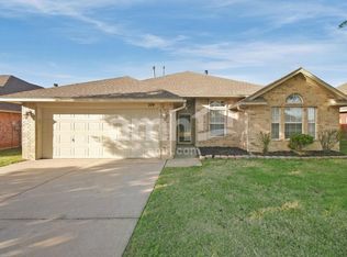 719 E Elder Ln, Mustang, OK 73064