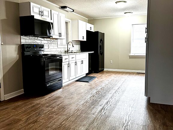 3rd image of 9202 Valley Ln SE
