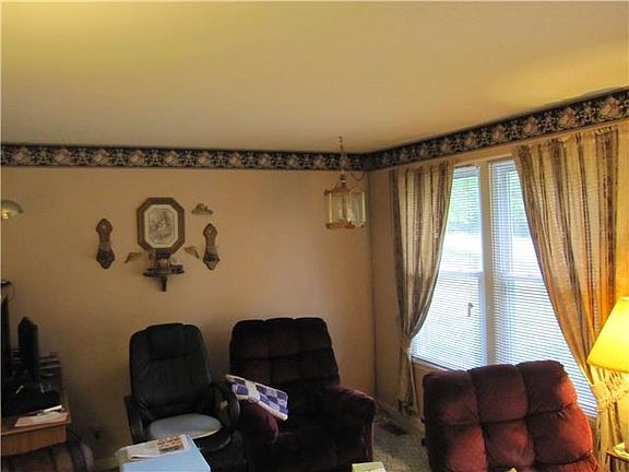 3rd image of 407 Crabtree Cir