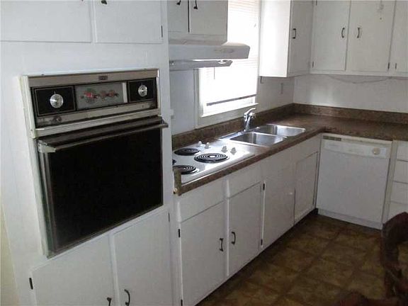 4th image of 742 Lang St