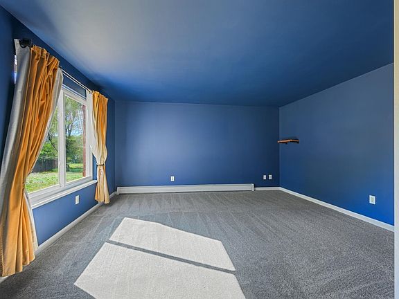 5th image of 122 Davis Cir