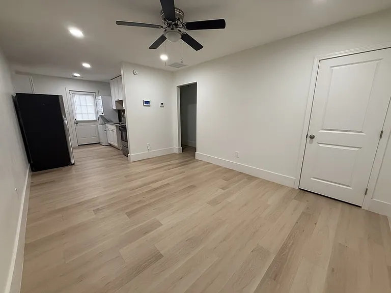 940 N Hollywood St — Photo 11