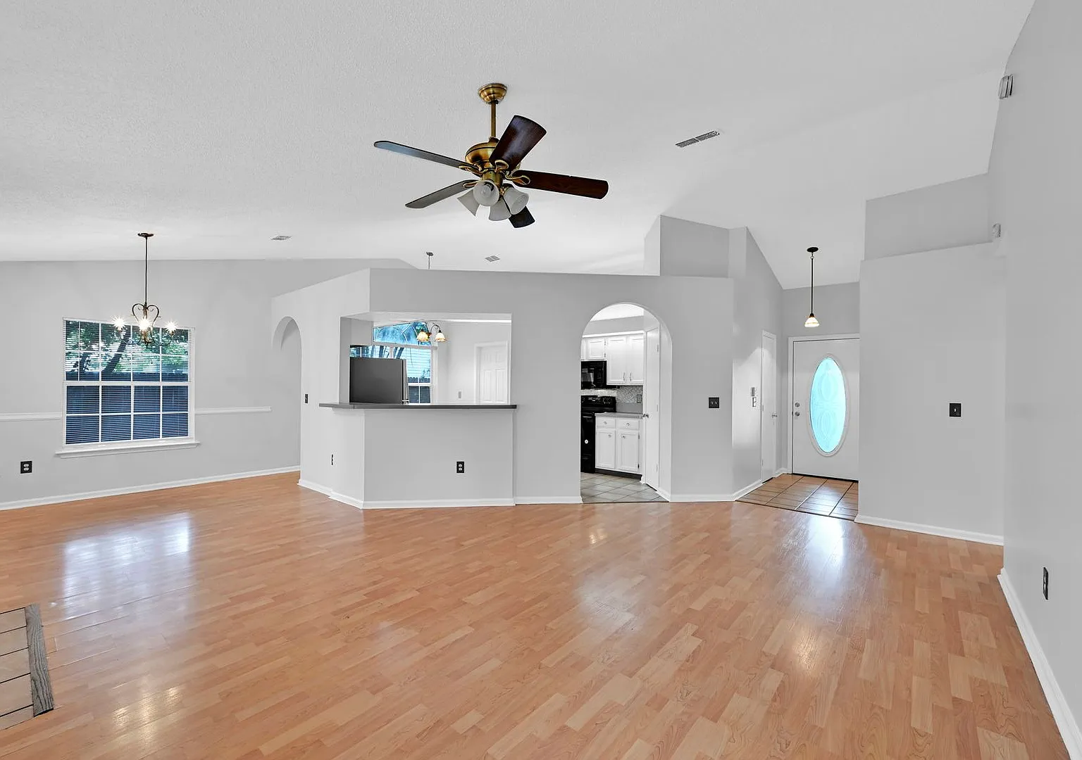Welcome to this charming 3 bedroom, 2 bathroom home located in Jacksonville, FL - Move In Now & P... — Photo 1