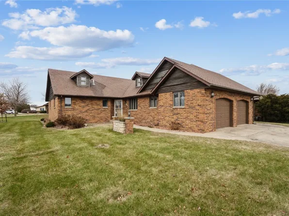 145 Crescent Dr, Manchester, IA 52057