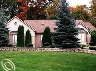 21540 Lujon Dr, Northville, MI