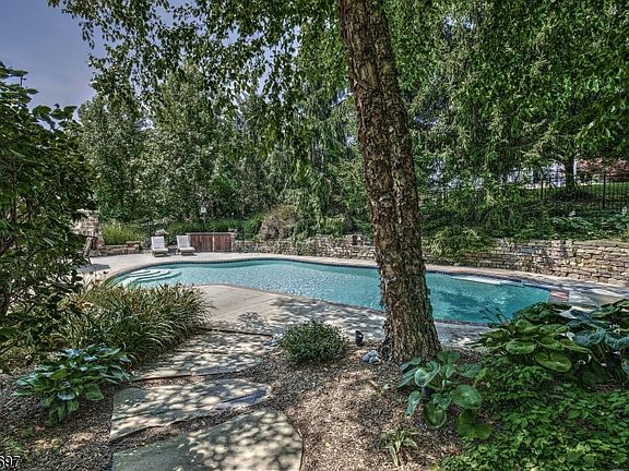 2nd image of 29 Wyckoff Dr