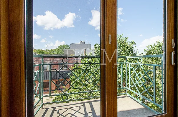 Sold by Brick&Mortar | media 3