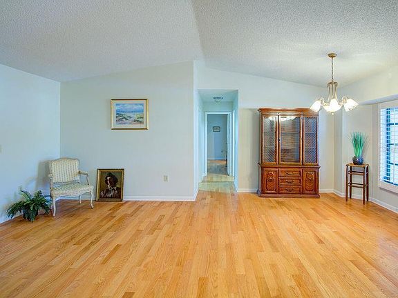 3rd image of 832 Alderwood Way