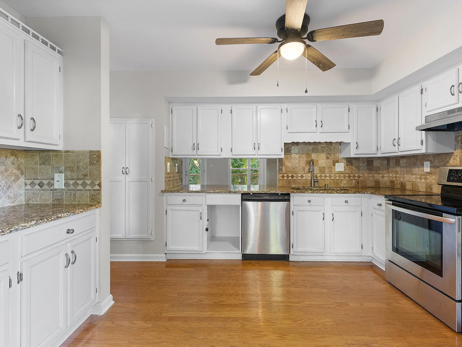 3 bed, 2086 sqft, $2,150 — Photo 2