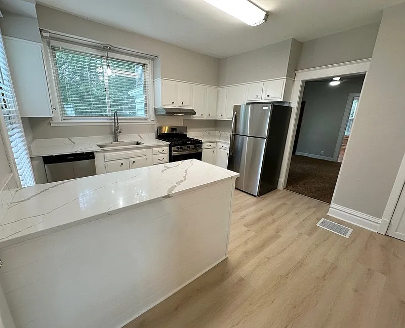 3 bed, 1.0 bath, 1000 sqft, $1,875 — Photo 4