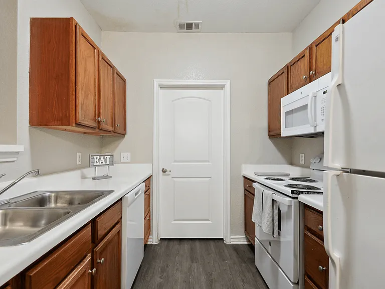 Park Place at Loyola Apartments — Photo 20