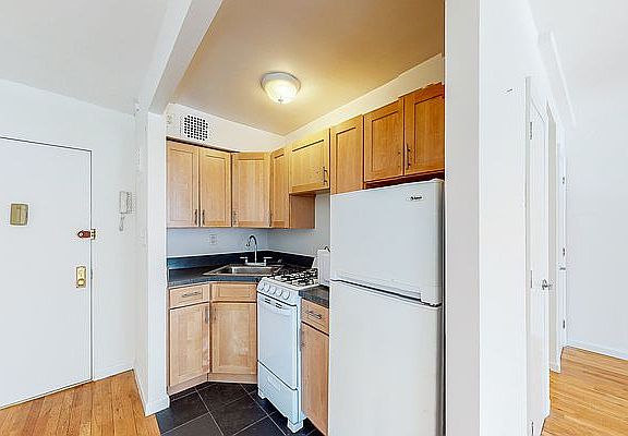 2nd image of 947 1st Ave APT 6