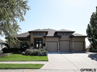 17121 Oakmont Dr, Omaha, NE 68136