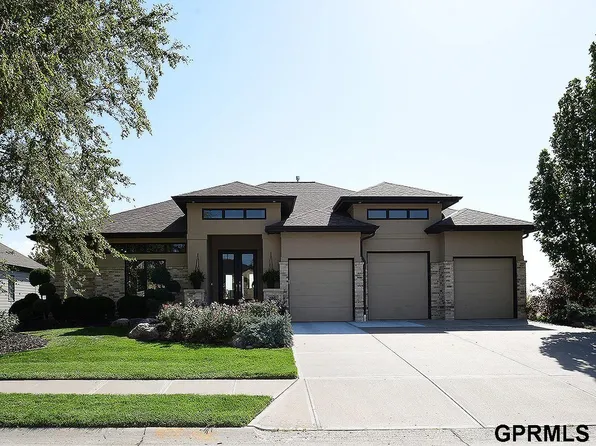 17121 Oakmont Dr, Omaha, NE 68136