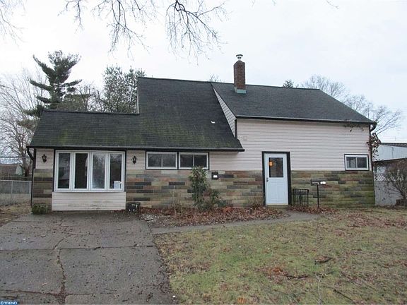 2nd image of 137 N Park Dr