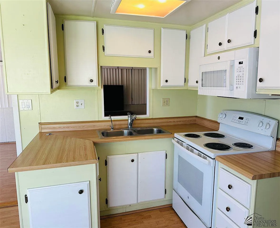 1 bed, 1.0 bath, 256 sqft, $1,000 — Photo 2