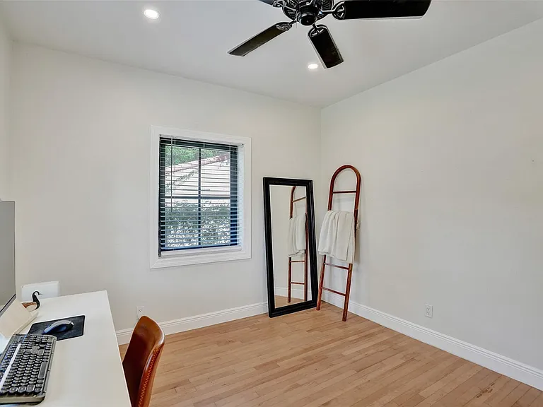 807 SW 18th St — Photo 41
