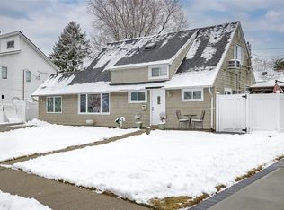 228 Water Ln S, Wantagh, NY 11793