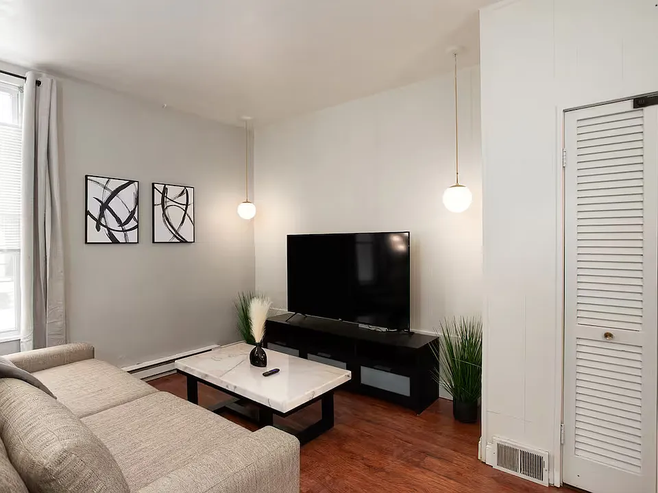 637 Summerlea St #1R