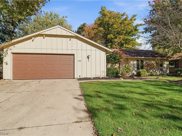 6119 Oakwood Cir, North Ridgeville, OH 44039