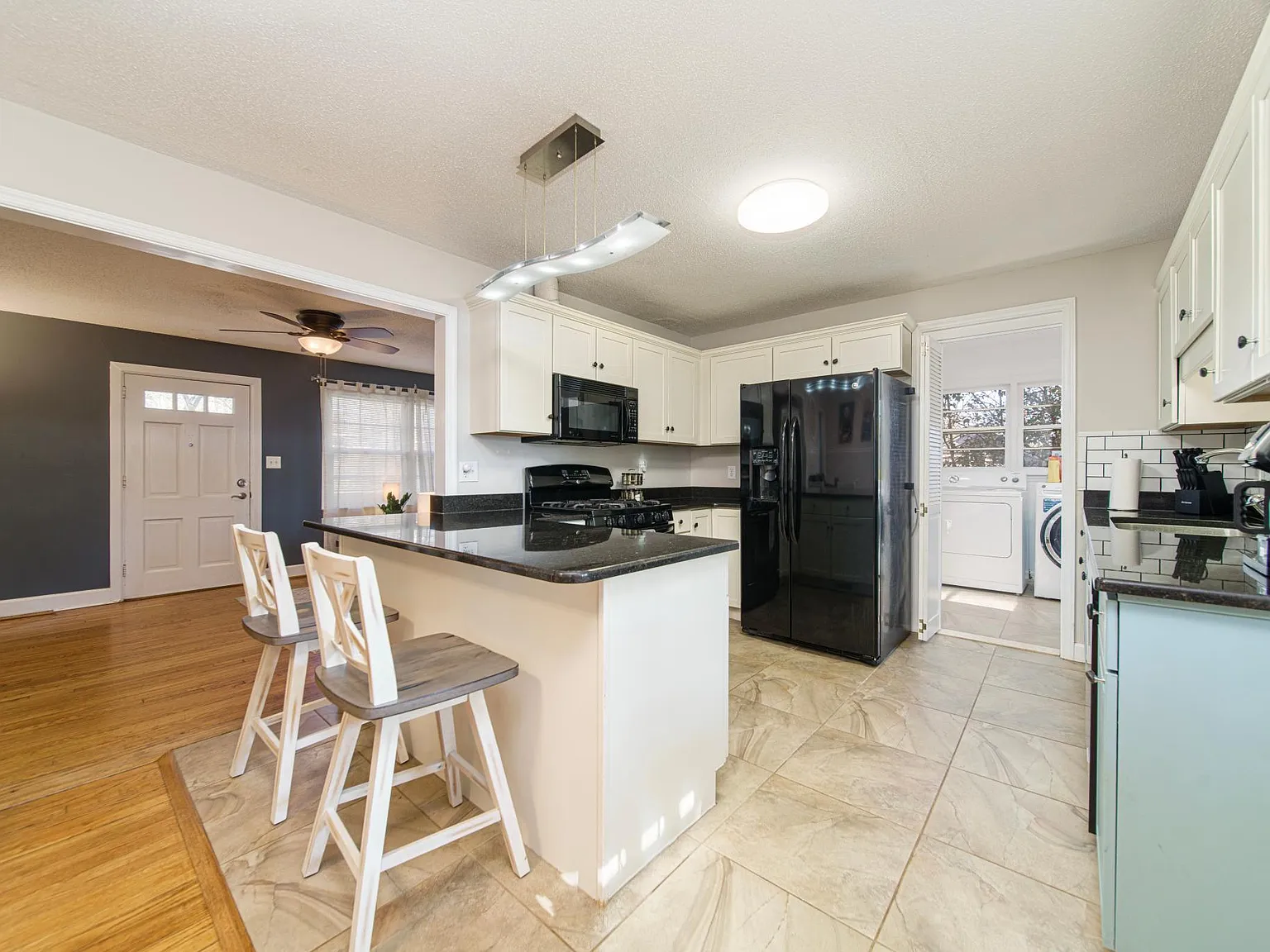 4 bed, 1350 sqft, $2,400 — Photo 2