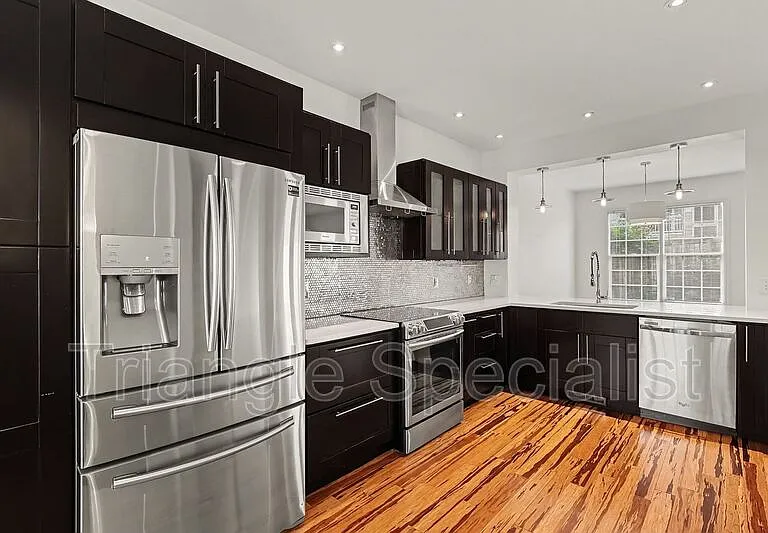 7648 Astoria Pl — Photo 2