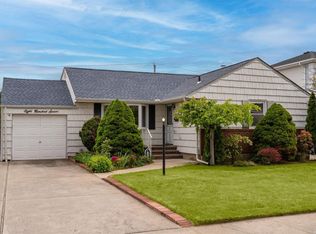 807 Franklin Pl, Franklin Square, NY 11010