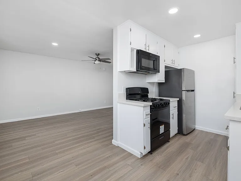 3537 Clarington Ave — Photo 7