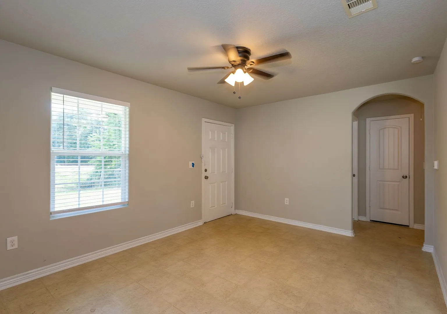 2 bedroom / 1 bath Move in ready in 77705! — Photo 3