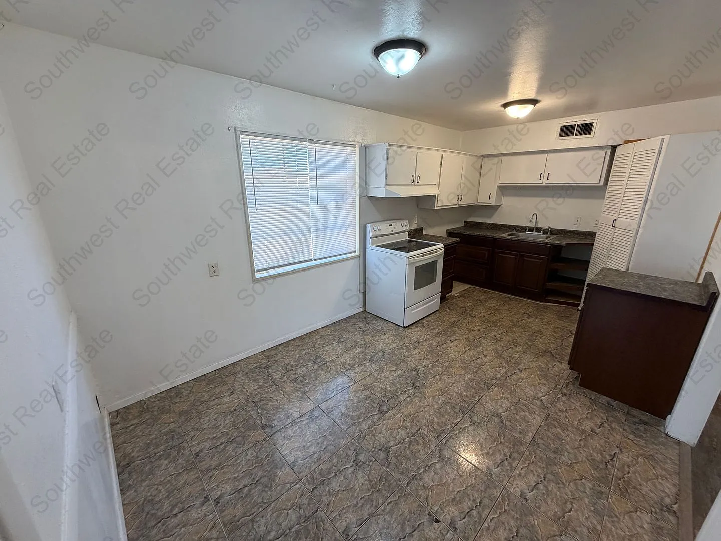 Spacious 3 bedrooms 2 bathrooms home on corner lot. — Photo 2