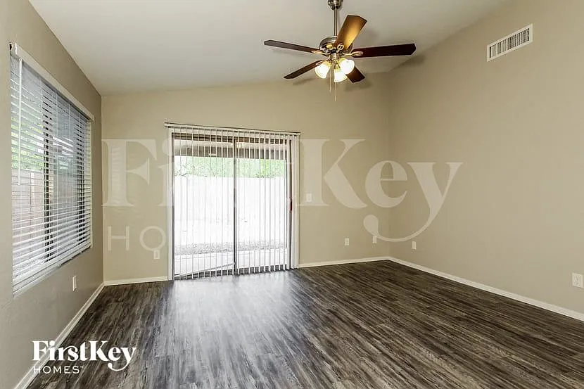 3 bed, 2.0 bath, 1302 sqft, $2,305 — Photo 3