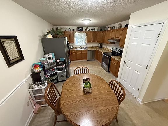 4th image of 703 Salem Cir