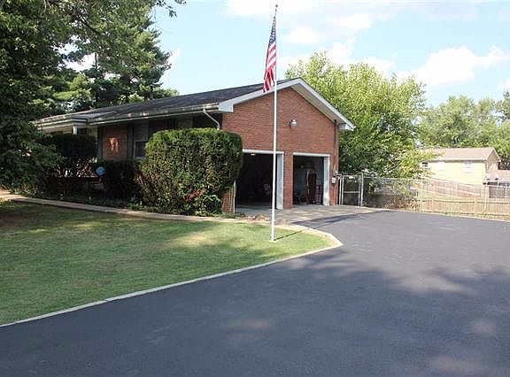 3rd image of 725 Rose Dr