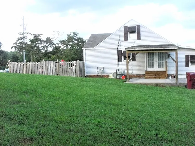 901 Johnson Ave — Photo 5
