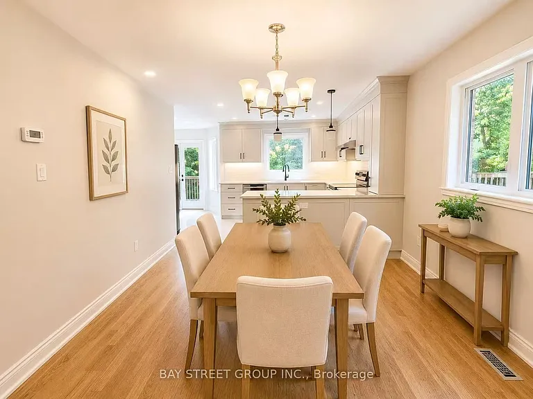 1054 Chateau Ct — Photo 5